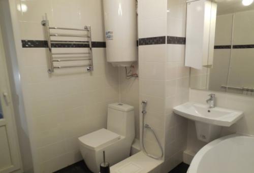 Разводка труб в ванной с водонагревателем. Размещение водонагревателей (бойлеров) в санузлах, ванных комнатах: как сделать незаметными, варианты размещения, правила и рекомендации