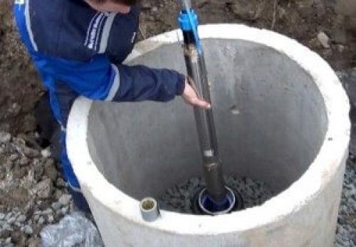 На какую глубину опускать насос в скважину. Как глубоко опускают выкачивающее оборудование внутрь скважины