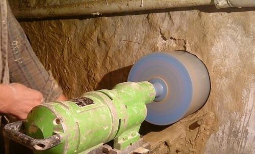Прокладка канализационной трубы под фундамент дома. Канализационная труба в фундаменте. Как проложить при неглубоком фундамете 01