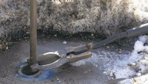Замерзла труба от насоса. Что делать, если замерзла труба водоснабжения: 7 советов по разморозке водопровода и профилактике замерзания