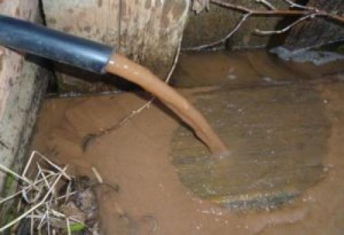 Белая мутная вода из скважины. Причины загрязнения воды в колодце